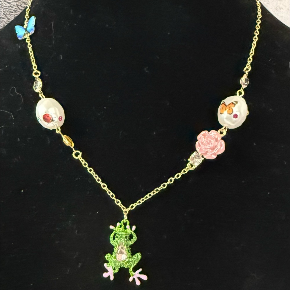 🐸Betsey Johnson Green Frog Pendant Necklace with Floral Accents
